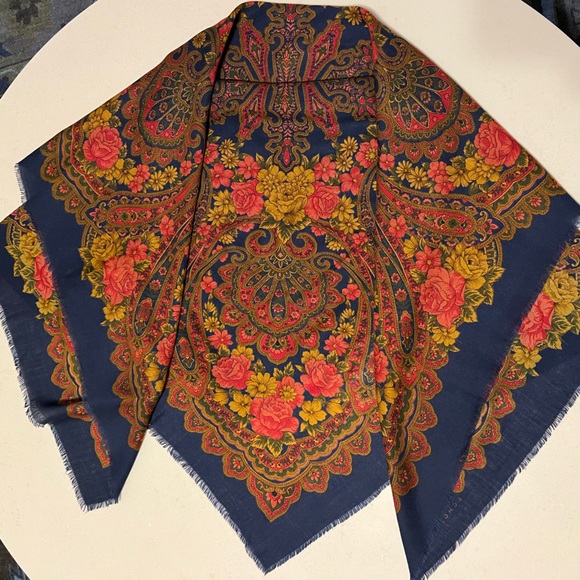 🌺Spectacular Vintage ECHO Navy & Pink Fine Wool 43” Square Scarf—Lightweight - Picture 13 of 16